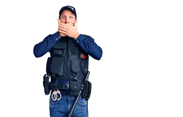 Polis Üniforması Giyen Genç Yakışıklı Bir Adam Ağzını Yanlışlıkla Ellerle — Stok fotoğraf