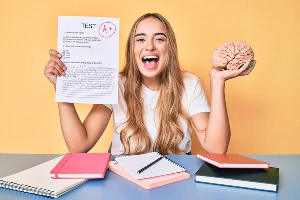 Ung Vacker Blond Kvinna Håller Hjärnan Och Klarat Testet Leende — Stockfoto