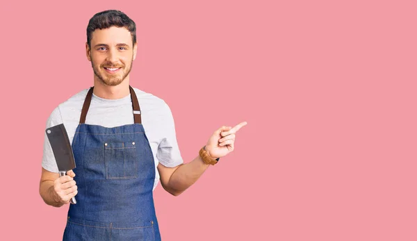 Bonito Jovem Com Urso Vestindo Avental Profissional Segurando Faca Sorrindo — Fotografia de Stock