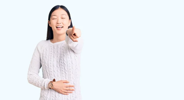 Jonge Mooie Chinese Vrouw Dragen Casual Trui Lachen Naar Wijzende — Stockfoto