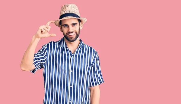 Jonge Knappe Man Met Baard Draagt Zomerhoed Gestreept Shirt Glimlachend — Stockfoto