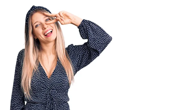 Jovem Mulher Loira Bonita Vestindo Roupas Casuais Fazendo Símbolo Paz — Fotografia de Stock