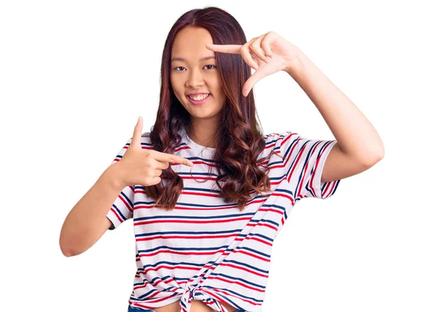 Menina Chinesa Bonita Nova Vestindo Roupas Casuais Sorrindo Fazendo Quadro — Fotografia de Stock