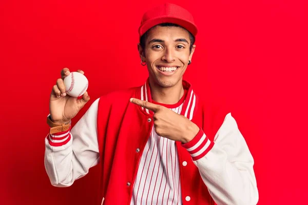 Jovem Americano Africano Vestindo Uniforme Beisebol Segurando Bola Sorrindo Feliz — Fotografia de Stock