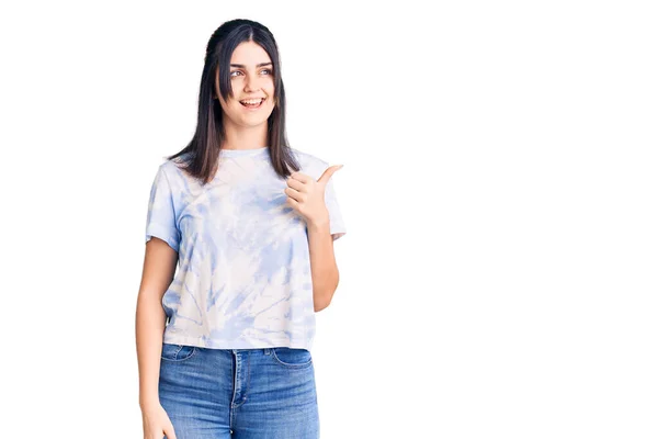 Joven Hermosa Chica Con Camiseta Casual Sonriendo Con Cara Feliz — Foto de Stock