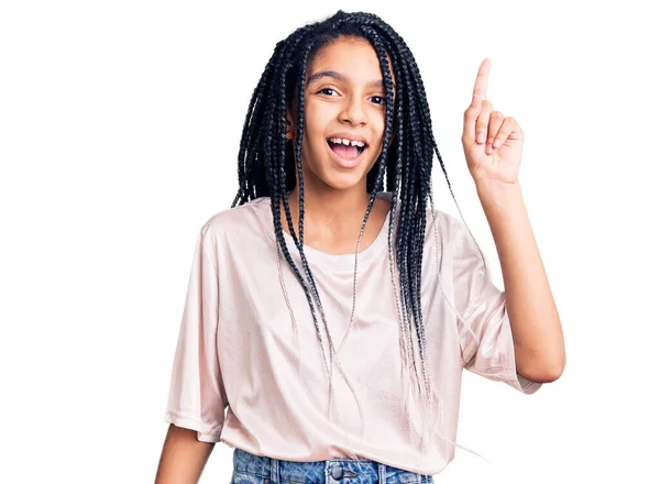 かわいいアフリカ系アメリカ人の女の子は 成功したアイデアで指を指してカジュアルな服を着ています 興奮して幸せよ 第1位 — ストック写真