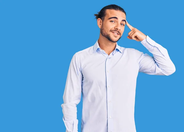 Joven Hombre Guapo Con Ropa Negocios Sonriendo Apuntando Cabeza Con —  Fotos de Stock