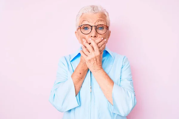 Senior Krásná Žena Modrýma Očima Šedé Vlasy Nosí Brýle Šokované — Stock fotografie