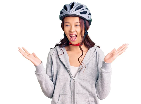 Menina Chinesa Bonita Nova Vestindo Capacete Bicicleta Celebrando Vitória Com — Fotografia de Stock