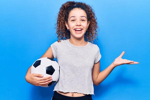 Menina Bonita Criança Com Cabelo Encaracolado Segurando Bola Futebol Celebrando — Fotografia de Stock