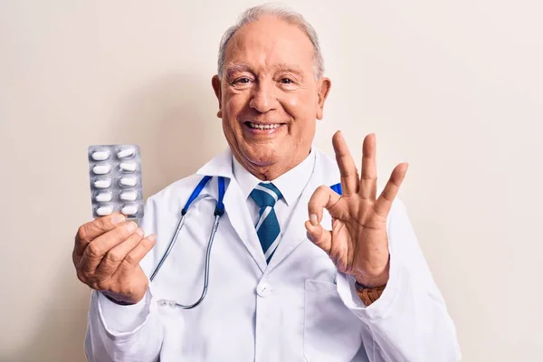 Senior Uomo Medico Dai Capelli Grigi Indossa Stetoscopio Tenendo Pillole — Foto Stock