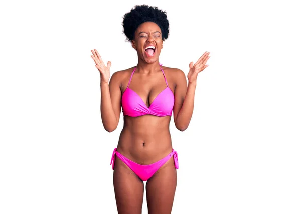 Bikini Giyen Afro Amerikalı Genç Bir Kadın Başarının Çılgınlığını Kutluyor — Stok fotoğraf