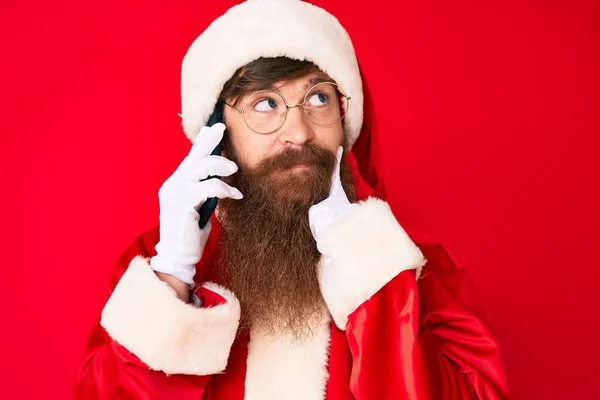 Stilig Ung Röd Huvud Man Med Långt Skägg Bär Tomte — Stockfoto