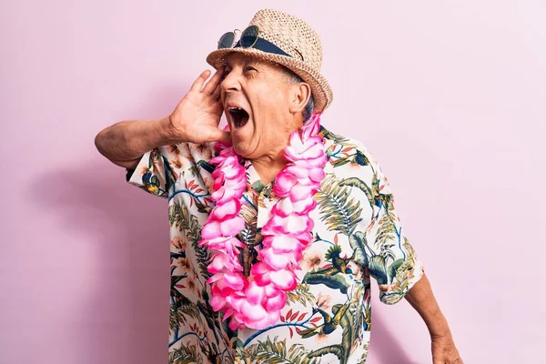 Starší Pohledný Šedovlasý Muž Dovolené Oblečený Letního Vzhledu Havajskými Květinami — Stock fotografie