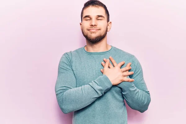 Homem Bonito Jovem Vestindo Camisola Casual Sorrindo Com Mãos Peito — Fotografia de Stock