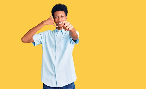 Mladý Afroameričan Neformálním Oblečení Usmívá Mluví Telefonu Ukazuje Vás Zavolej — Stock fotografie