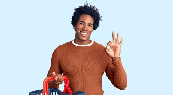 Schöner Afrikanisch Amerikanischer Mann Mit Afro Haaren Der Supermarkt Einkaufskorb — Stockfoto