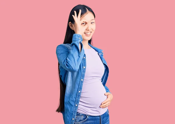 Young Beautiful Chinese Woman Pregnant Expecting Baby Doing Gesture Hand — Stock Photo, Image