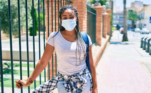 Νεαρές Αφροαμερικανίδες Φοιτήτριες Μάσκα Ασφαλείας Κορωναϊού Στην Πανεπιστημιούπολη — Φωτογραφία Αρχείου