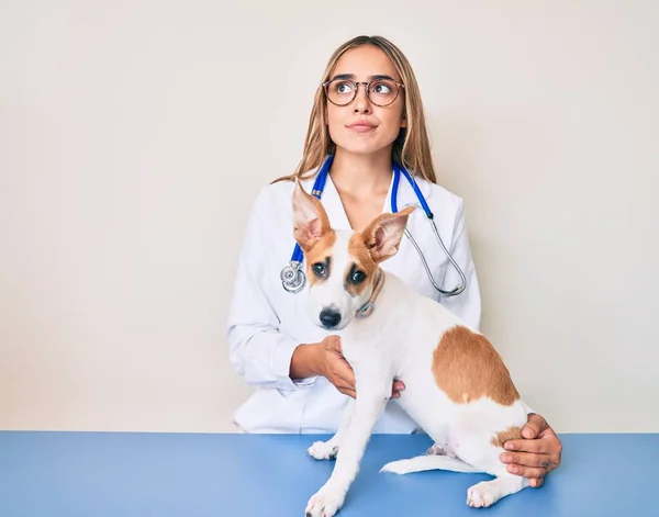 Joven Hermosa Rubia Veterinaria Mujer Comprobar Perro Salud Sonriendo Mirando — Foto de Stock