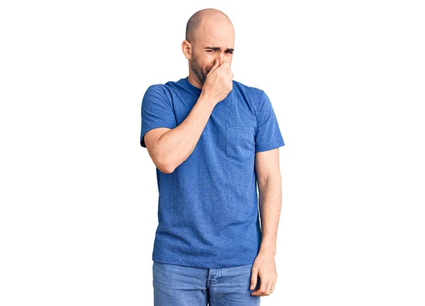 Jonge Knappe Man Casual Shirt Ruikt Iets Stinkends Walgelijk Ondraaglijk — Stockfoto