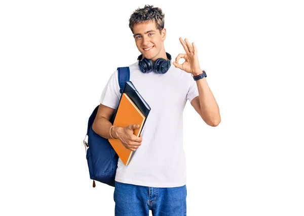 Jovem Homem Bonito Segurando Mochila Estudantil Livros Fazendo Assinar Com — Fotografia de Stock