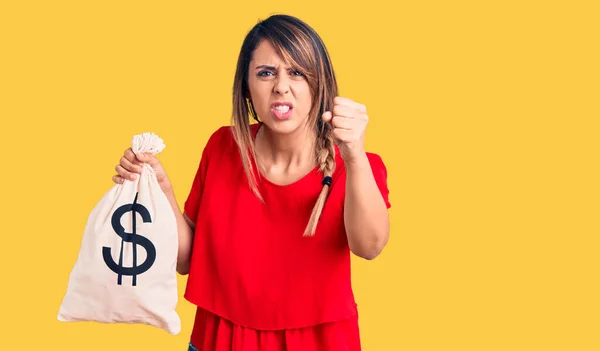 Jonge Mooie Vrouw Met Geld Tas Met Dollar Symbool Geïrriteerd — Stockfoto