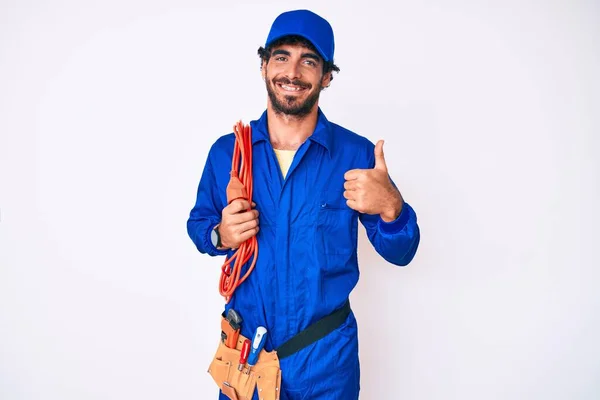 Knappe Jongeman Met Krullend Haar Beer Dragen Bouwer Jumpsuit Uniform — Stockfoto