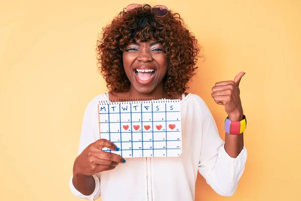 Jong Afrikaans Amerikaans Vrouw Houden Hart Kalender Wijzend Duim Naar — Stockfoto