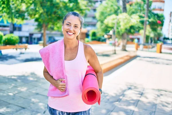 Orta Yaşlı Sporcu Kadın Parkta Yoga Minderi Havlu Tutarken Mutlu — Stok fotoğraf