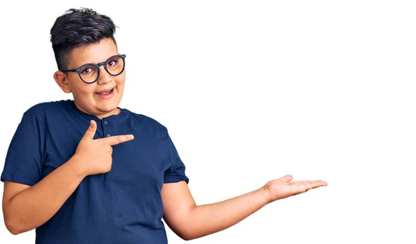 Menino Menino Vestindo Roupas Casuais Óculos Espantado Sorrindo Para Câmera — Fotografia de Stock