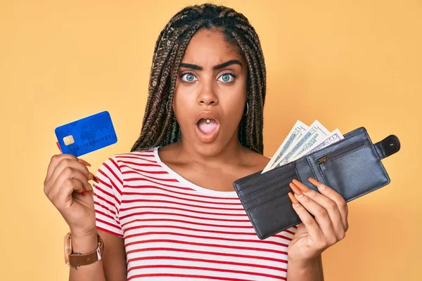 Mladá Afro Americká Žena Copánky Ruce Peněženku Dolary Kreditní Kartou — Stock fotografie