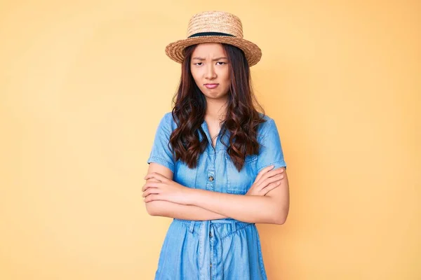 Νεαρή Όμορφη Κινέζα Που Φοράει Καλοκαιρινό Καπέλο Σκεπτική Και Νευρική — Φωτογραφία Αρχείου