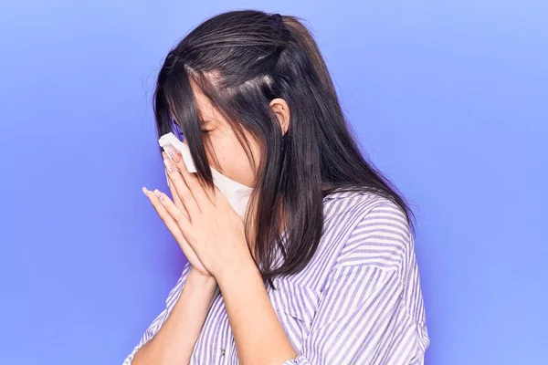 Enfermedad Mujer Hispana Joven Usando Pañuelo Papel Nariz Pie Sobre —  Fotos de Stock