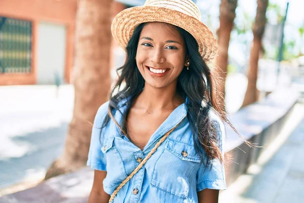 Joven Hermosa Mujer India Con Sombrero Verano Sonriendo Feliz Caminando — Foto de Stock