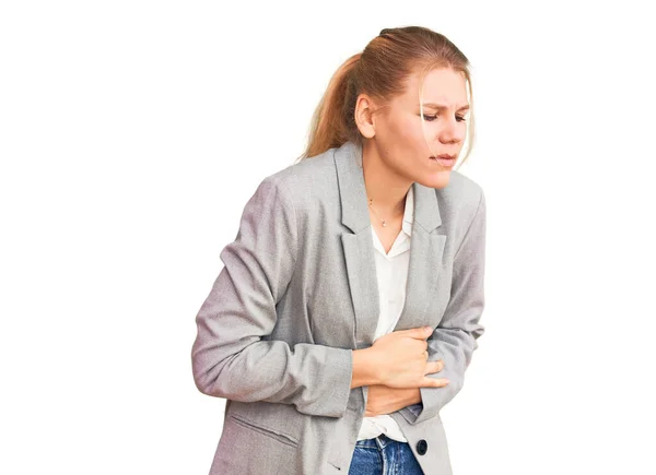 年轻美丽的金发女子穿着典雅的夹克 双手放在肚子上 因为消化不良 痛苦不堪 疼痛的概念 — 图库照片