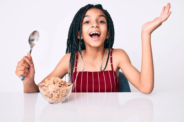 Молода Афро Американська Дівчинка Браїдами Сидячи Столі Споживаючи Зернові Відзначають — стокове фото