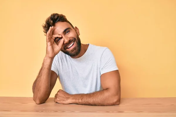 Joven Hombre Hispano Usando Ropa Casual Sentado Mesa Sonriendo Feliz — Foto de Stock