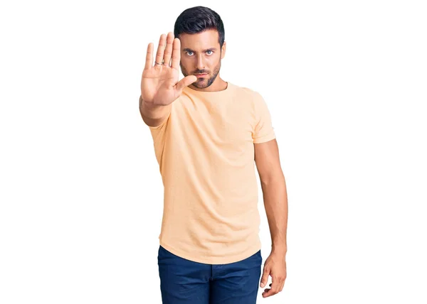 Junger Hispanischer Mann Lässiger Kleidung Der Aufhört Mit Der Hand — Stockfoto