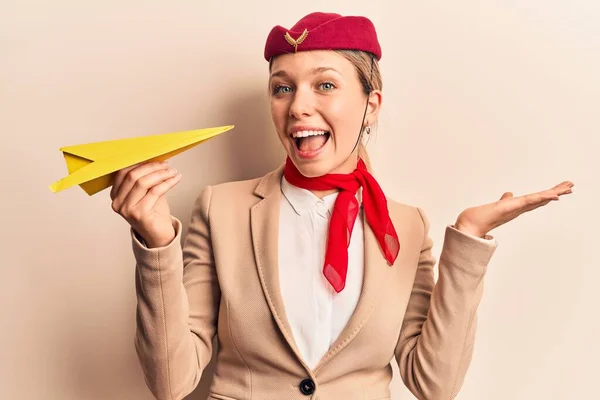 Fiatal Gyönyörű Szőke Lány Visel Stewardess Egyenruha Holding Papír Sík — Stock Fotó