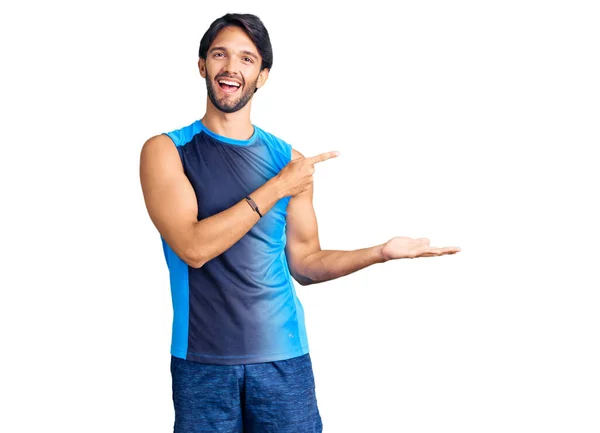 Bonito Homem Hispânico Vestindo Sportswear Espantado Sorrindo Para Câmera Apresentar — Fotografia de Stock