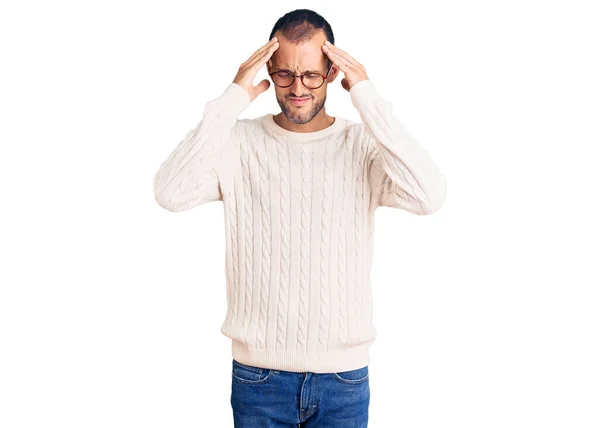 Homem Bonito Jovem Vestindo Roupas Casuais Óculos Com Mão Cabeça — Fotografia de Stock