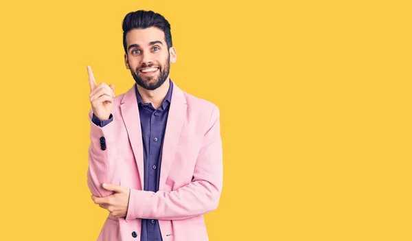 Jeune Homme Beau Avec Barbe Veste Élégante Souriant Heureux Pointant — Photo