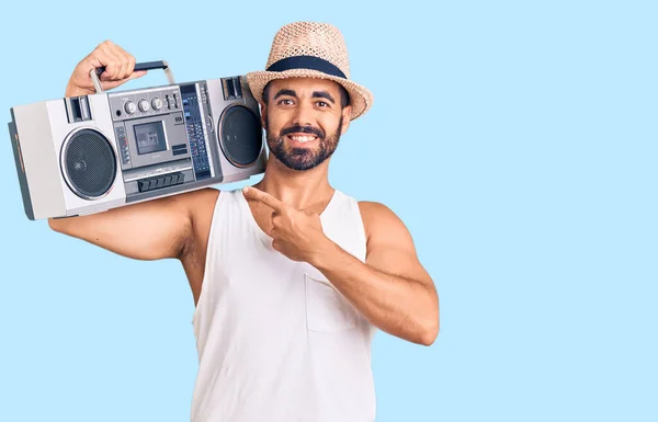 Ung Latinamerikan Man Håller Boombox Lyssnar Musik Leende Glad Pekar — Stockfoto