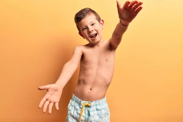 Schattig Blond Kind Draagt Zwemkleding Kijkend Naar Camera Glimlachend Met — Stockfoto