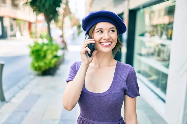 도시의 거리에서 스마트폰을 사용하여 스타일로 행복하게 아름다운 — 스톡 사진