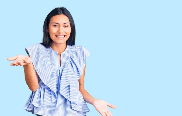 Menina Latina Bonita Nova Vestindo Roupas Casuais Sorrindo Alegre Com — Fotografia de Stock