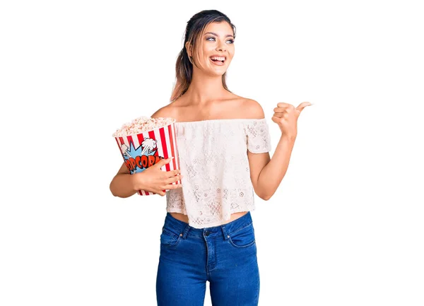 Giovane Bella Donna Che Tiene Popcorn Puntando Pollice Verso Alto — Foto Stock