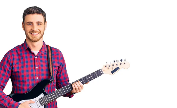 Guapo Joven Con Oso Tocando Guitarra Eléctrica Mirando Positiva Feliz — Foto de Stock