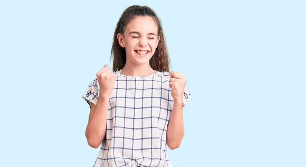 Söt Hispanic Barn Flicka Bär Casual Kläder Glada För Framgång — Stockfoto